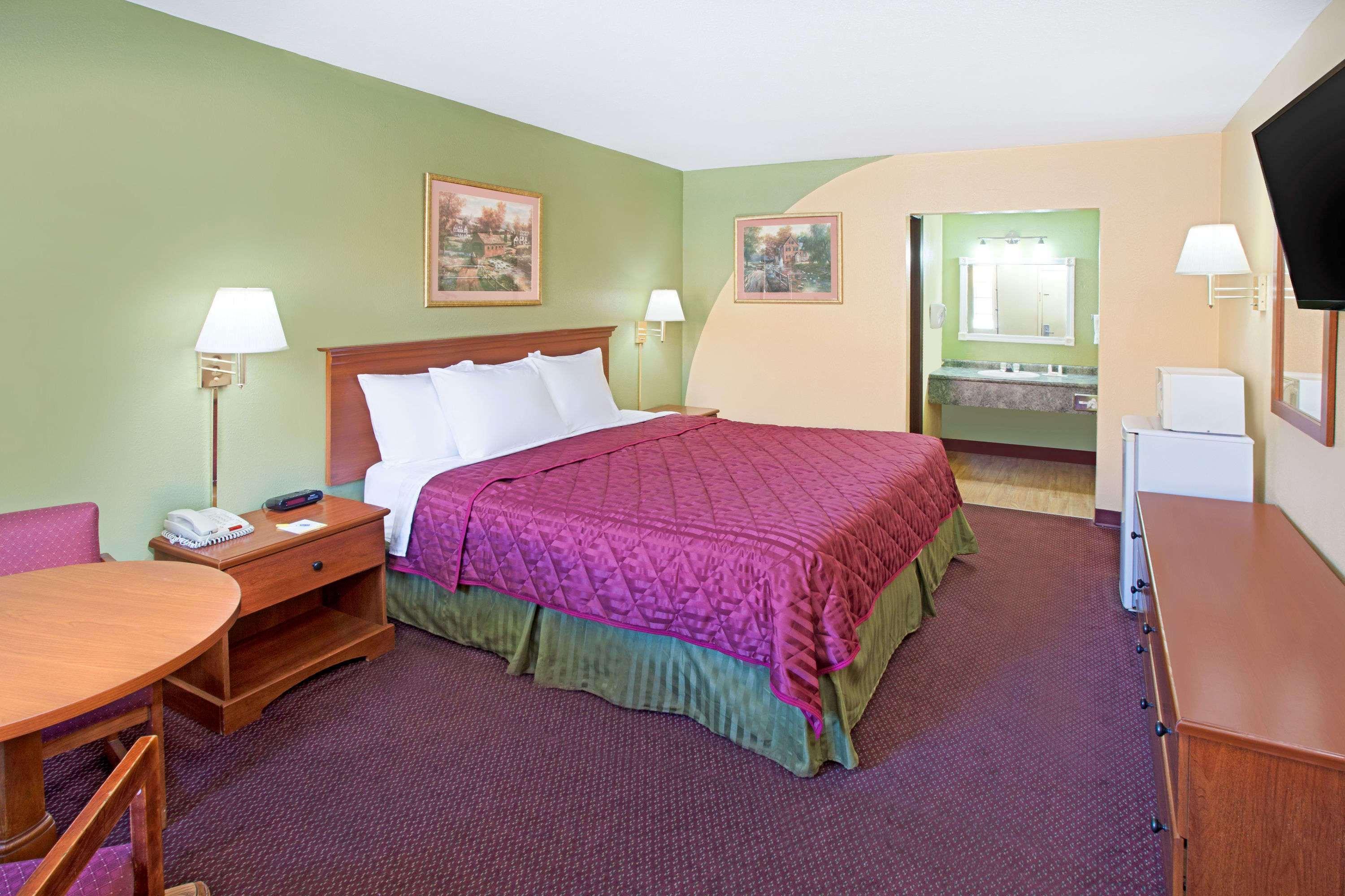 Days Inn & Suites By Wyndham Terre Haute Εξωτερικό φωτογραφία