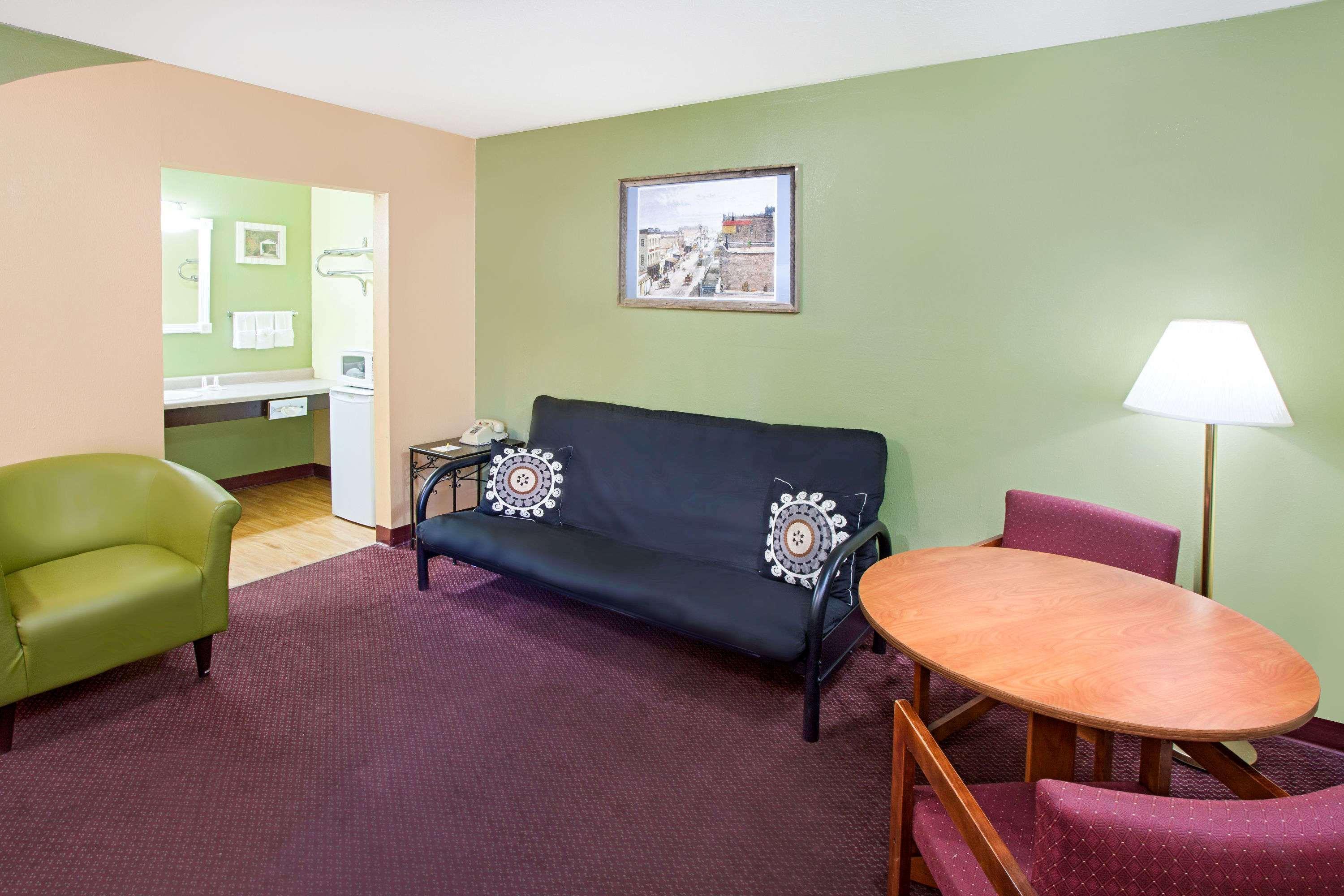 Days Inn & Suites By Wyndham Terre Haute Εξωτερικό φωτογραφία