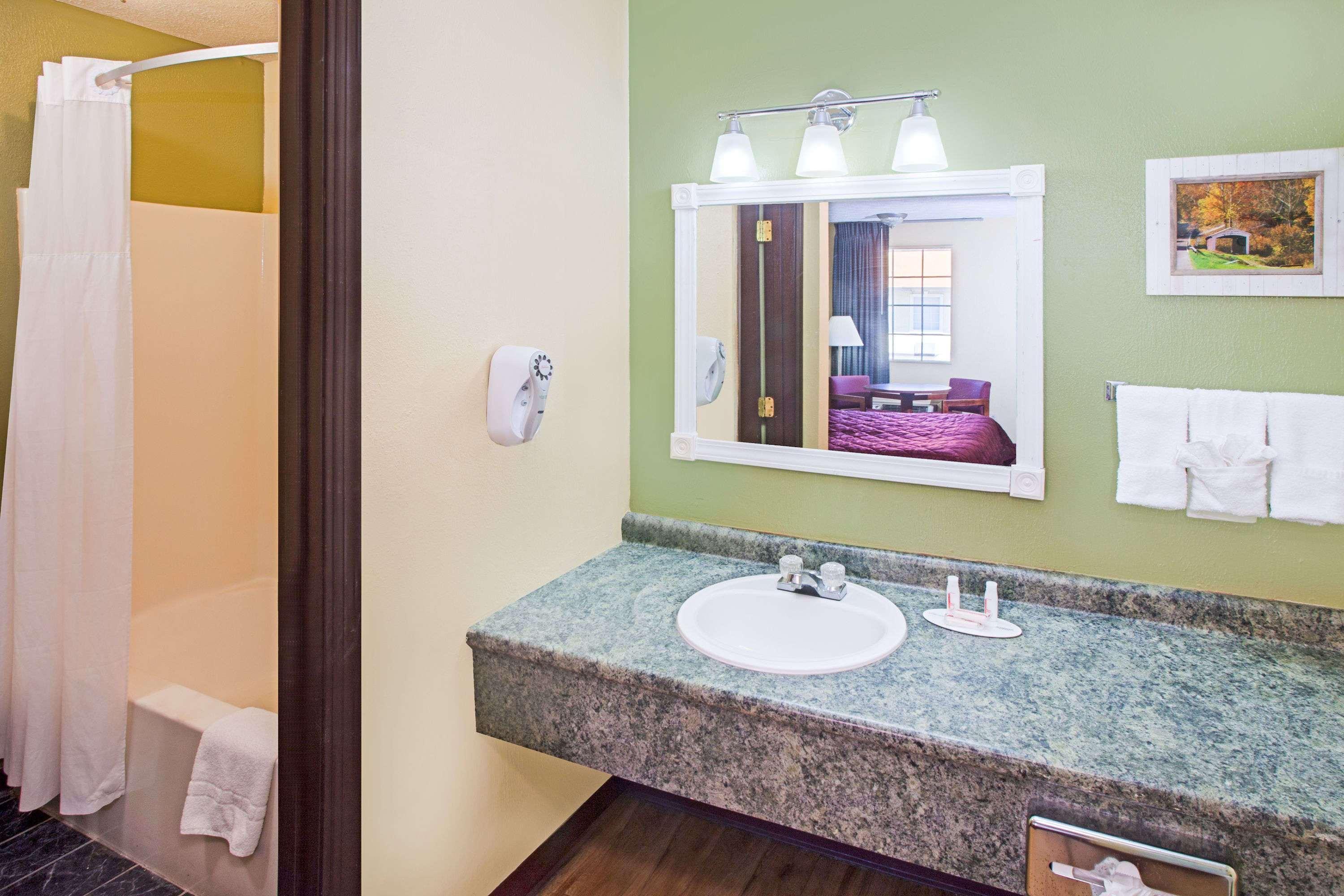 Days Inn & Suites By Wyndham Terre Haute Εξωτερικό φωτογραφία