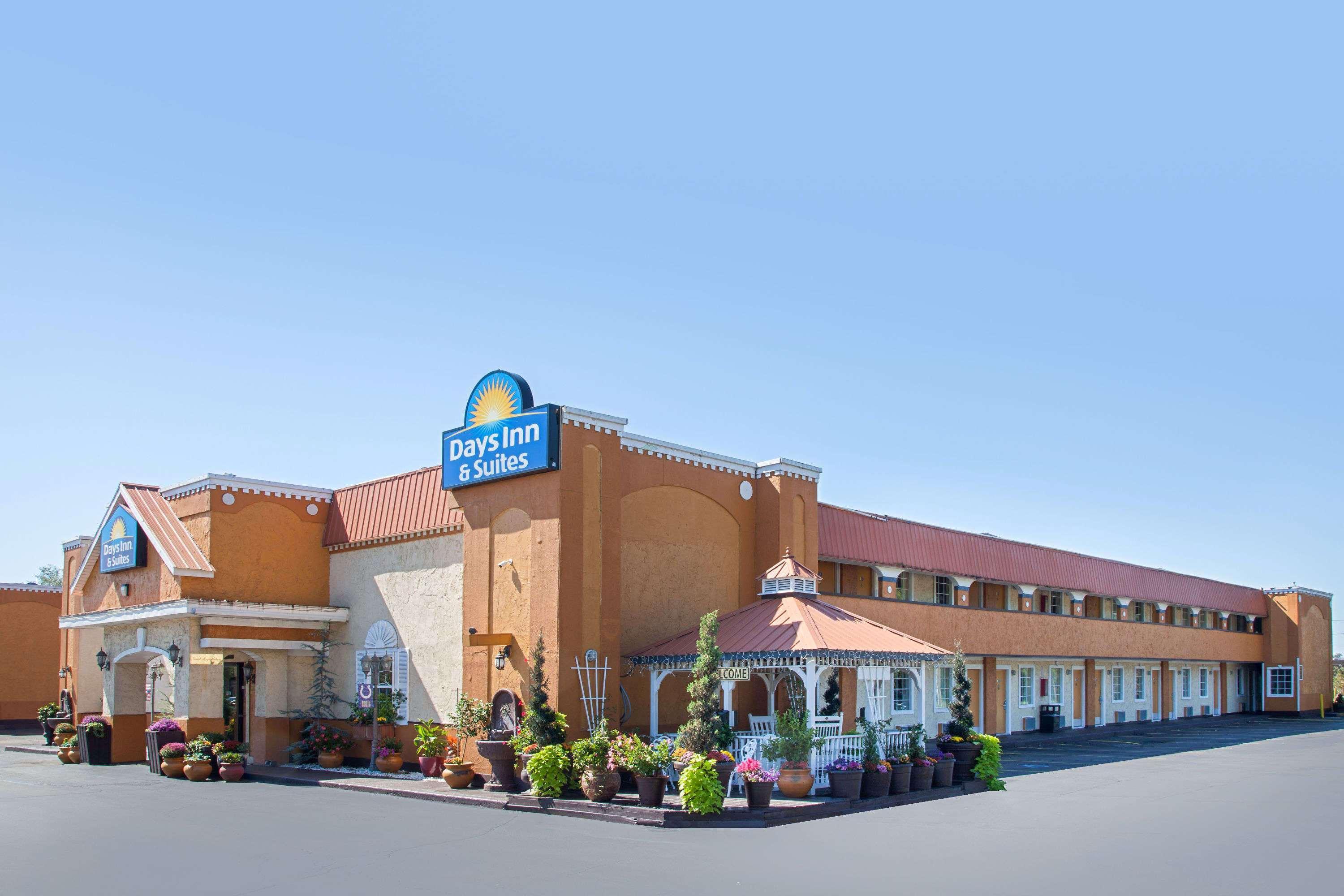 Days Inn & Suites By Wyndham Terre Haute Εξωτερικό φωτογραφία