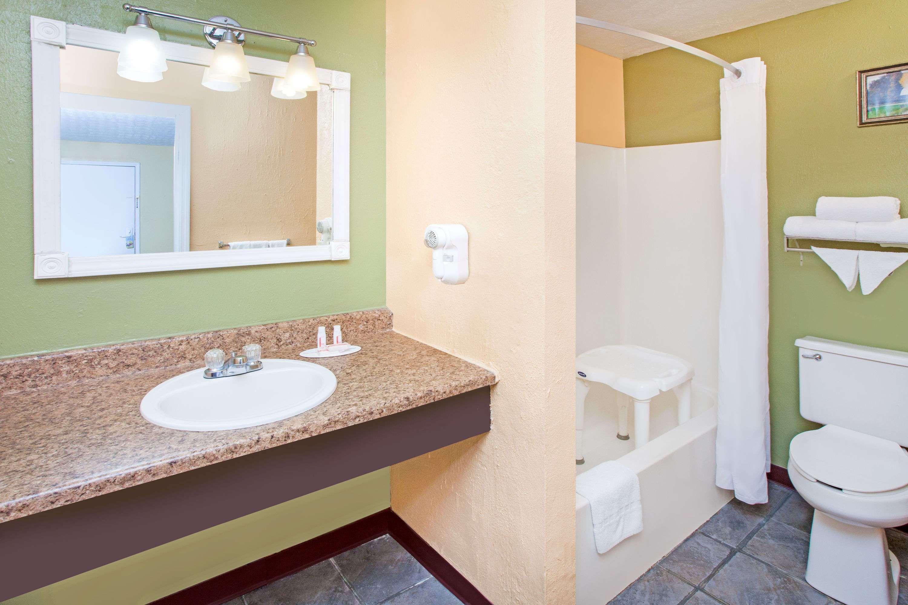 Days Inn & Suites By Wyndham Terre Haute Εξωτερικό φωτογραφία