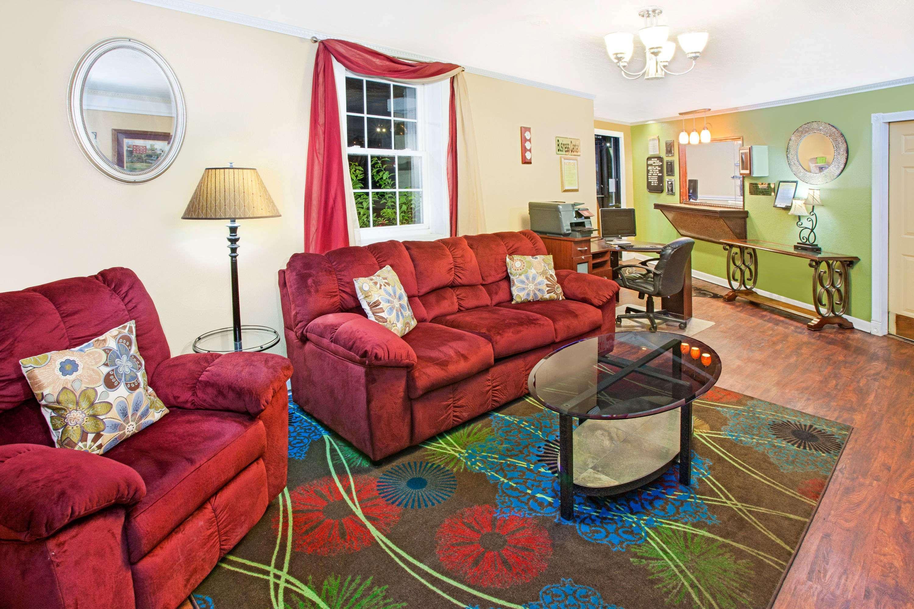 Days Inn & Suites By Wyndham Terre Haute Εξωτερικό φωτογραφία