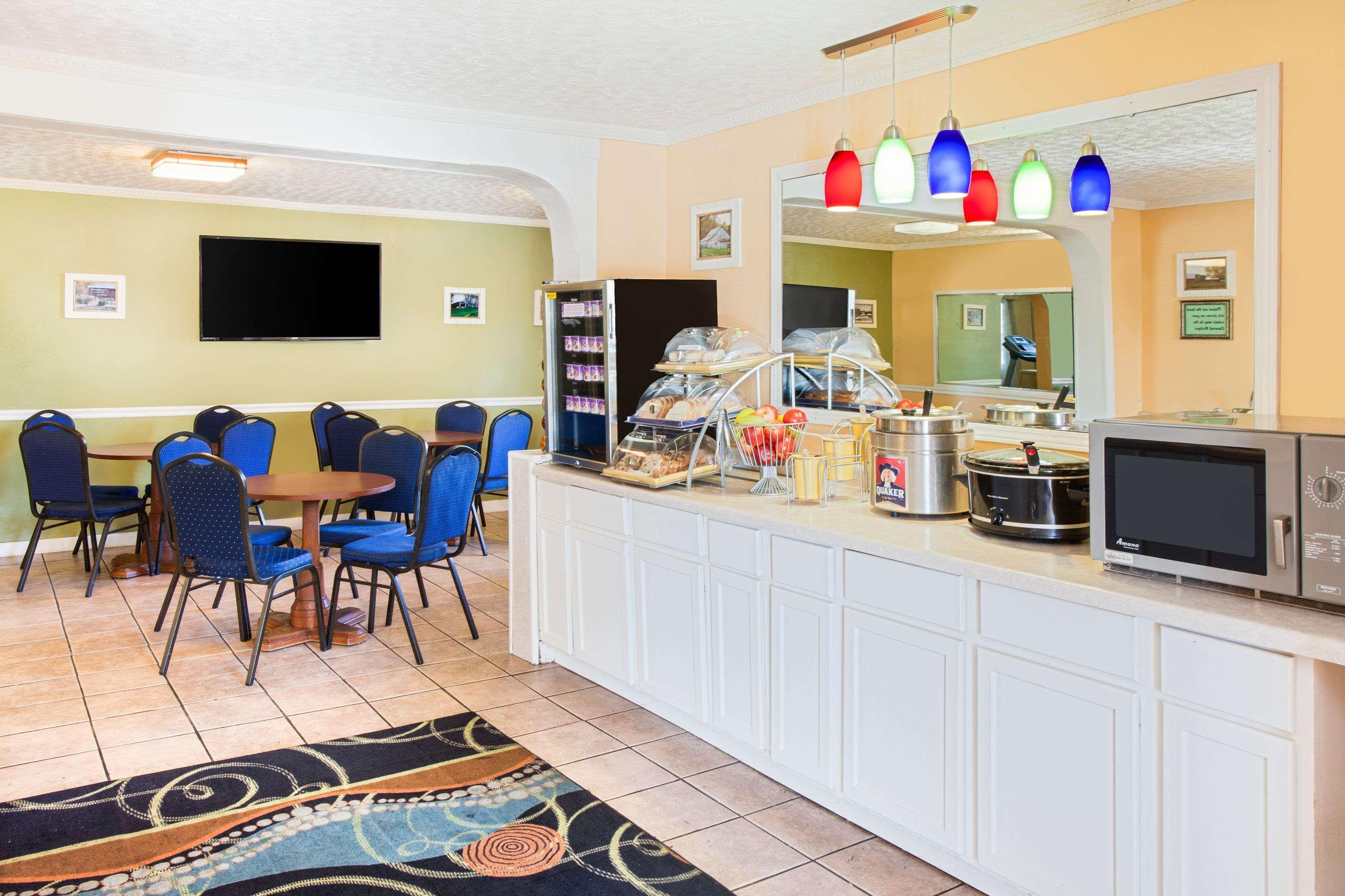 Days Inn & Suites By Wyndham Terre Haute Εξωτερικό φωτογραφία