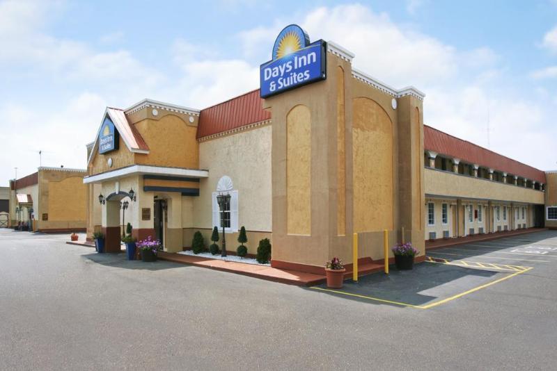 Days Inn & Suites By Wyndham Terre Haute Εξωτερικό φωτογραφία