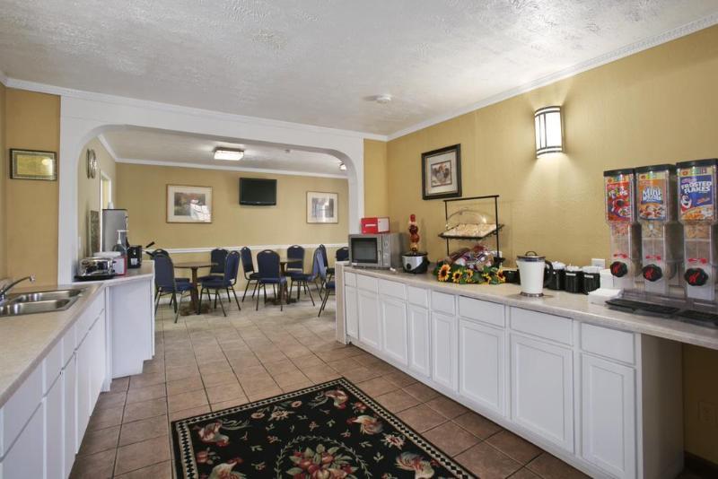 Days Inn & Suites By Wyndham Terre Haute Εξωτερικό φωτογραφία